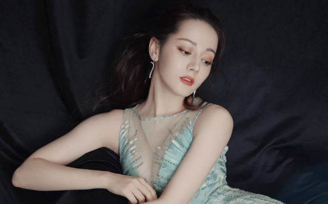 周冬雨|周冬雨秀半裸大片,被网友群嘲,演员为什么总想盘外招?