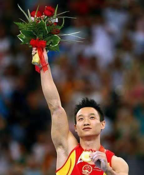 杨阳洋|大家还记得奥运冠军杨威吗？儿子杨阳洋上初中，学费高达40万！