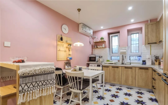 60平北欧风装修设计，玄关走廊和餐厨之间还有吧台和小黑板