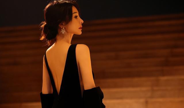 柳岩|柳岩穿深V礼服大秀事业线！她的魔鬼身材性感火辣