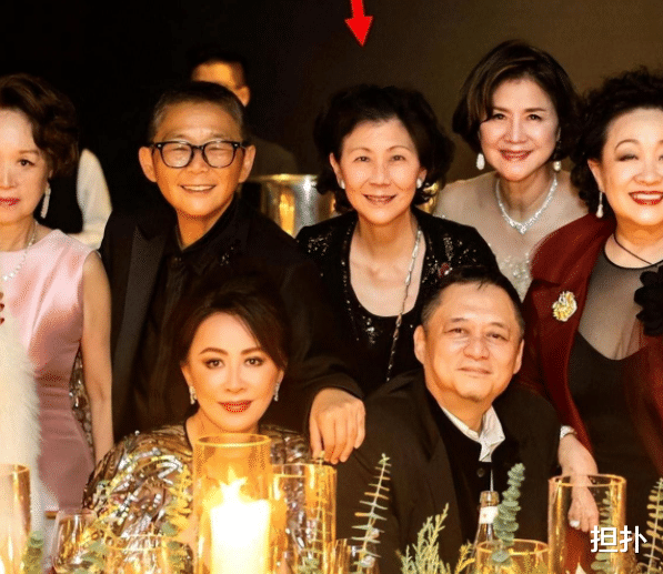 周凯旋|周凯旋情商有多高？为了配上大30多岁的李嘉诚，故意打扮得更老成