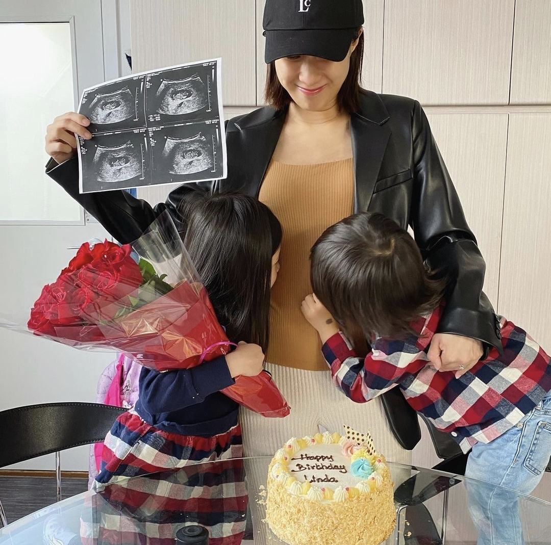 钟嘉欣|钟嘉欣晒38岁庆生照,手持B超单官宣怀三胎,儿女亲吻妈妈孕肚超暖心