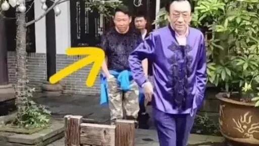 侯耀华|侯耀华这行头在北方叫装裹，他这扣子貌似都是六排的