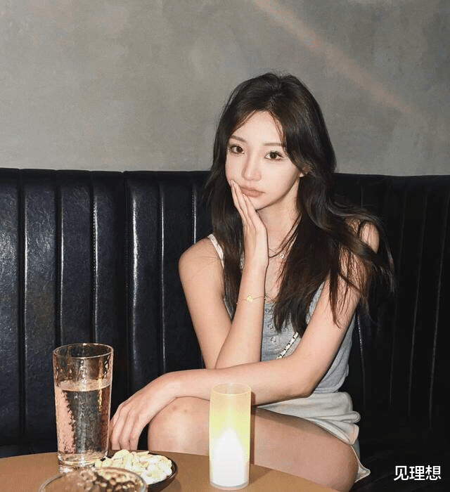 王思聪|王思聪与张嘉倪富豪老公现身酒吧嗨玩，身旁两位美女风格不同！