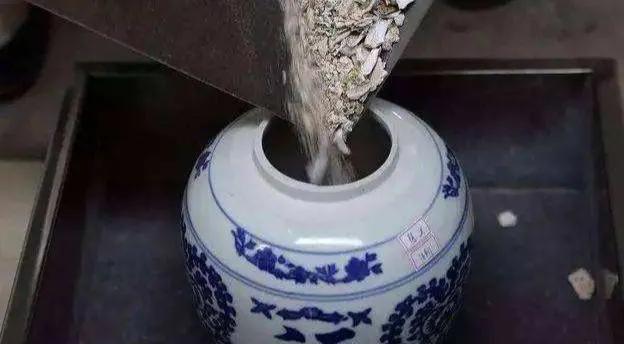 火葬场逝者亲人放弃骨灰,殡仪馆是怎么处理的?看完涨知识
