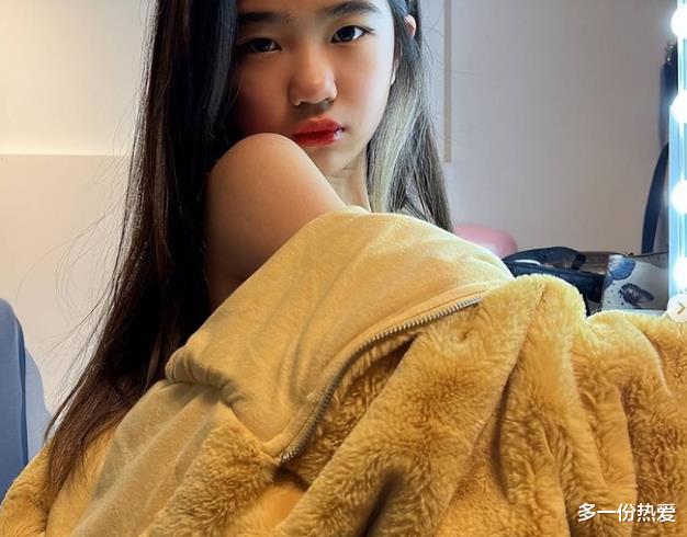 grace 曹格女儿近照做美甲穿吊带，11岁姿态妖娆，被称是第2个黄多多