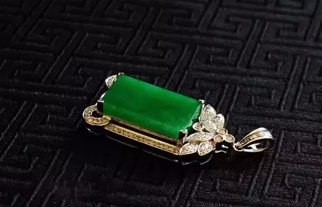 翡翠|多裂变种的木那翡翠原石，几刀切出一堆冰种满绿牌子，涨大了！