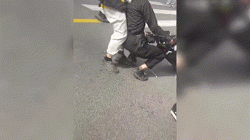 广东深圳,一名保安当街被一名外卖小哥打倒在地,外卖小哥甚至将保安压得跪在地上