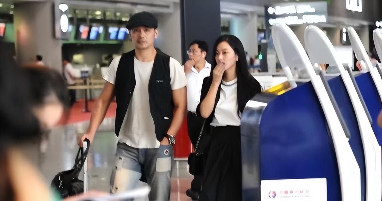 邵兵|邵兵罕携妻走机场,娇妻素颜五官出众,一身文艺范嫩得像个学生