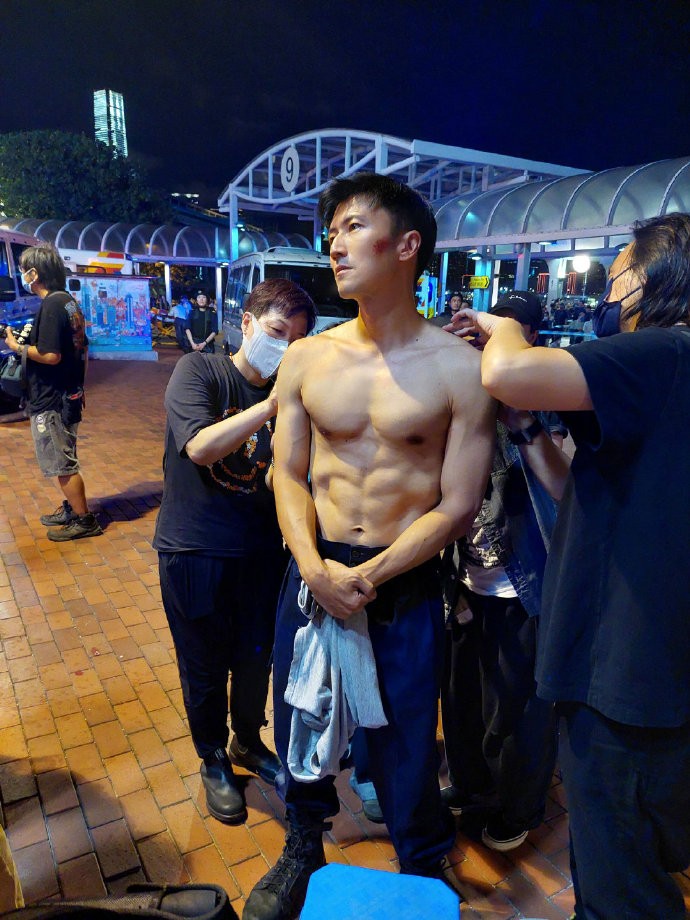 谢霆锋|41岁谢霆锋半裸亮相秀身材，八块腹肌清晰可见，网友：秒杀小鲜肉