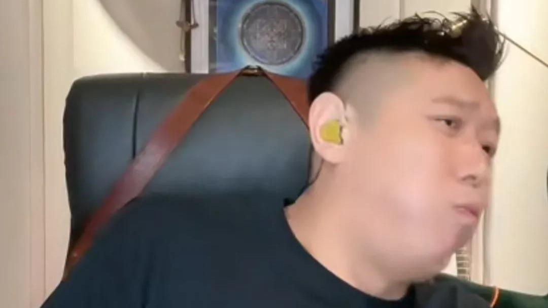 田源|主持人田源：直播时痛哭流泪向大家道歉，表示大家都不要再骂了！