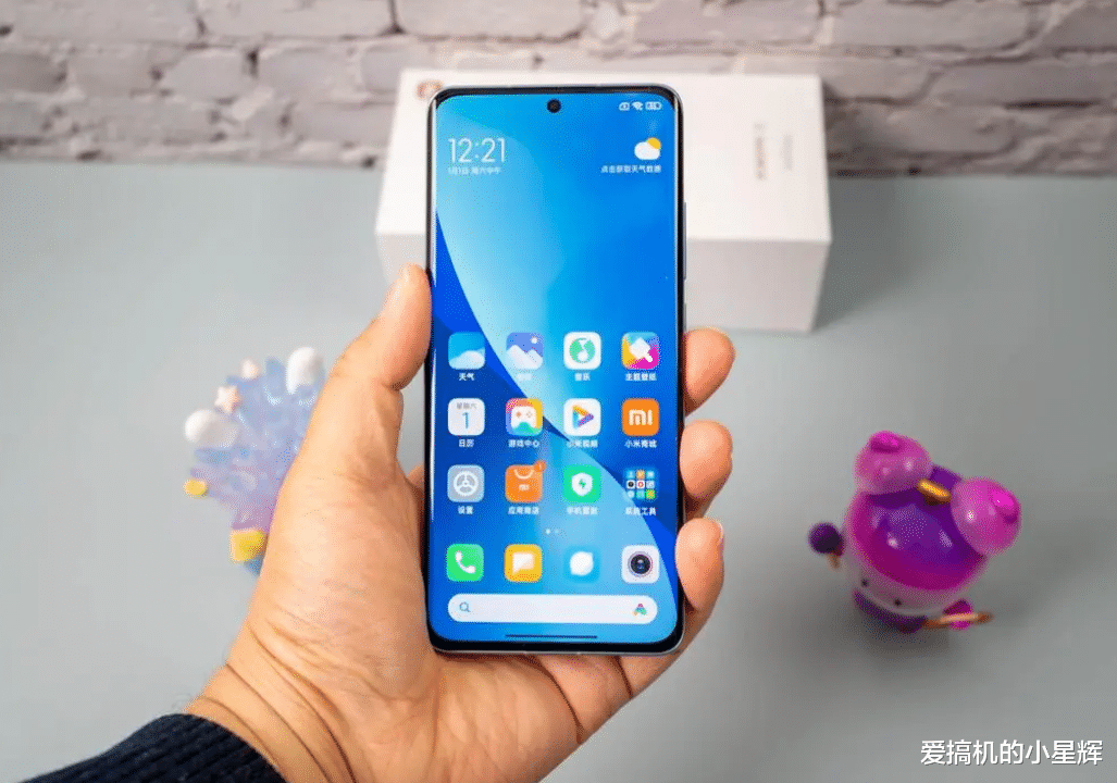 小米科技|小米12跌至“新低价”,256GB+轻薄机身,国产顶尖“小钢炮”