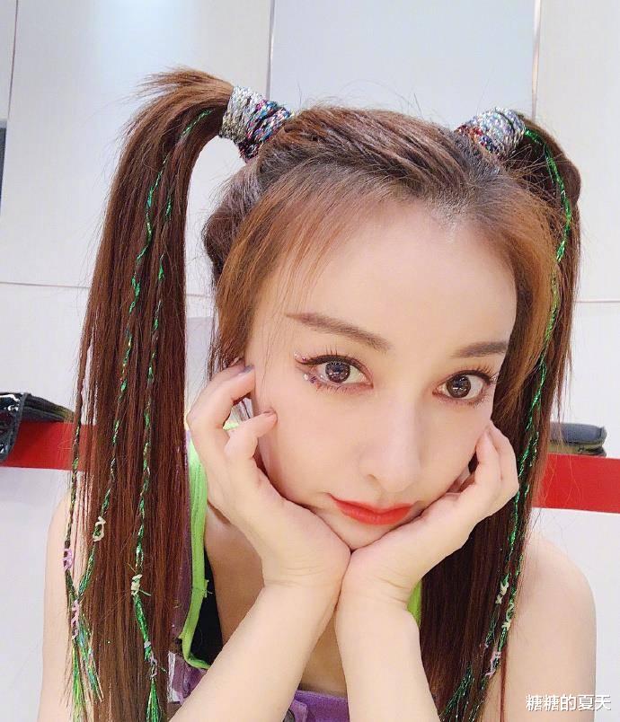 蔬菜 吴昕为出道可真拼，上衣裁掉半截狂秀女团腰，扎双马尾嫩出少女感