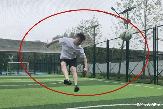 王薇|德云社郎鹤炎发文，在线喊话搭档张鹤伦，却被二人踢球照抢镜