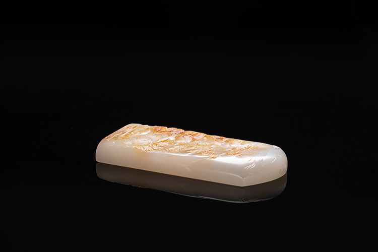 和田玉籽料|瞿利军《万山红遍》红皮白肉和田玉籽料艺术品欣赏 万山红遍 山水文人牌