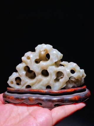 和田玉籽料|清中期 和田玉籽料 太湖石山子 摆件