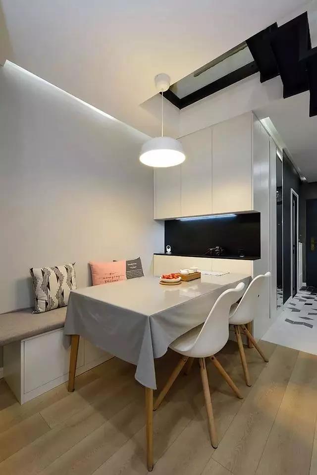 她坚持买下48㎡顶楼老房,改造后一室变三室,选择太明智了!