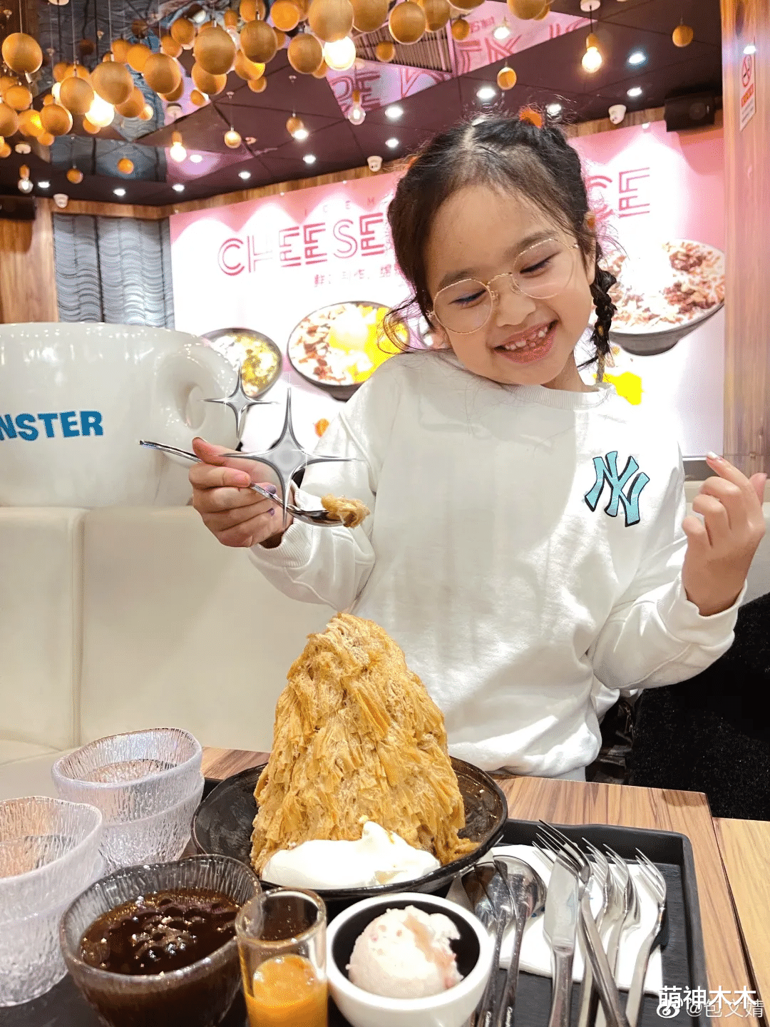 包贝尔|包贝尔妻子晒女儿近照，戴五彩发辫很时髦，穿500元卫衣被嫌贵