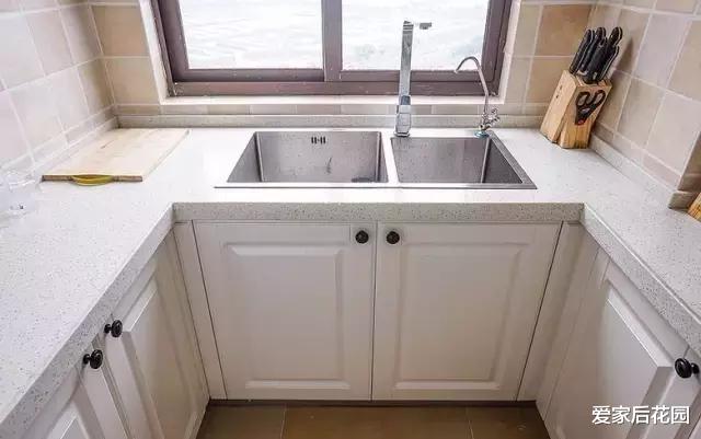 厨房台面到底要用大理石还是石英石?看了店员的对比,庆幸没买错