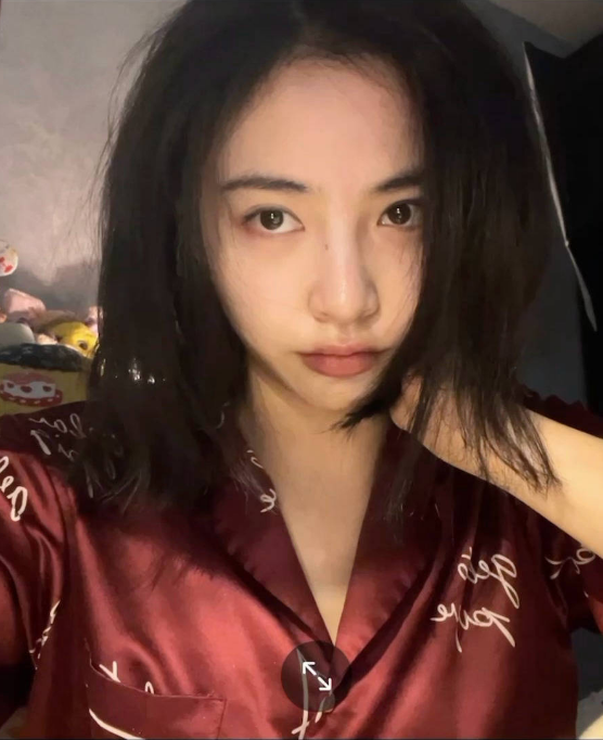 |李佳琪闺房照曝光,浴室素颜自拍风情万种,能否成为第二个鞠婧祎