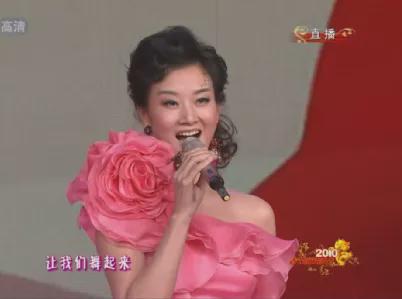 贾玲|?那一年春晚,王菲说“虎背熊腰”,周涛仍在C位,贾玲长发细腰