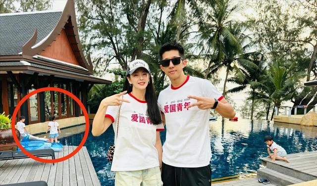 张雨绮|35岁张雨绮现身国外,带着小鲜肉和孩子度假,4人合体穿亲子装