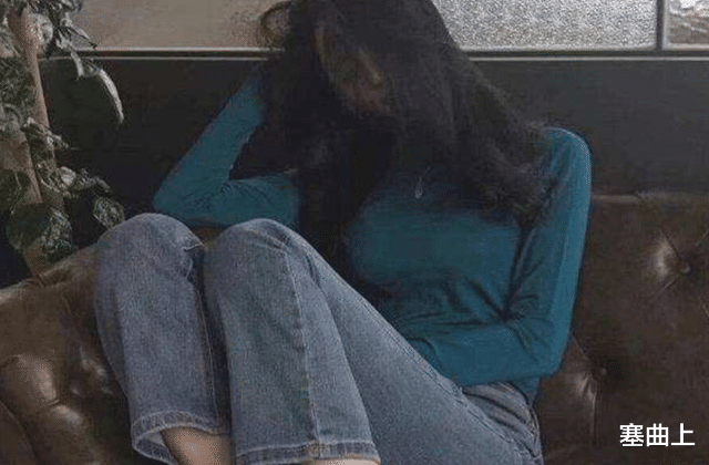 男子约女保洁在家光着身子喝酒