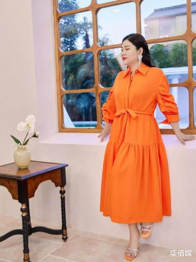 杨天真|杨天真晒新年照,独坐街边台阶美的洒脱,网友直呼瘦到我不认识了