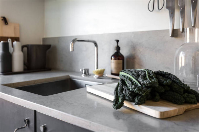 75平自带天台的顶层复式二居室时尚又有层次感