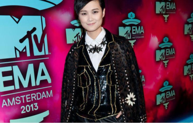 李宇春|李宇春一度身患重病,轮椅出行:那些命运的痛感!