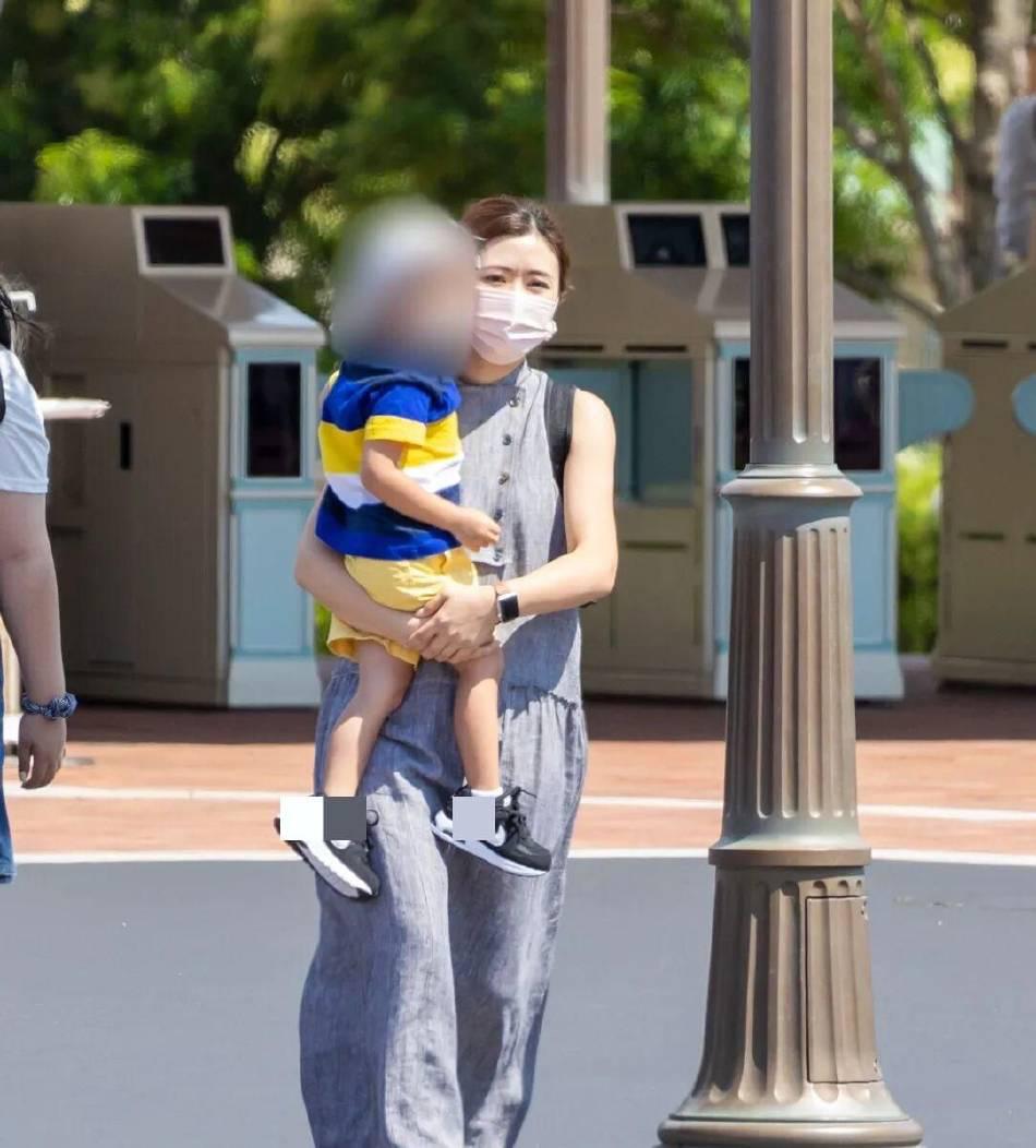 福原爱|福原爱带儿子现身游乐园，母子相处画面好温馨，却没见到女儿