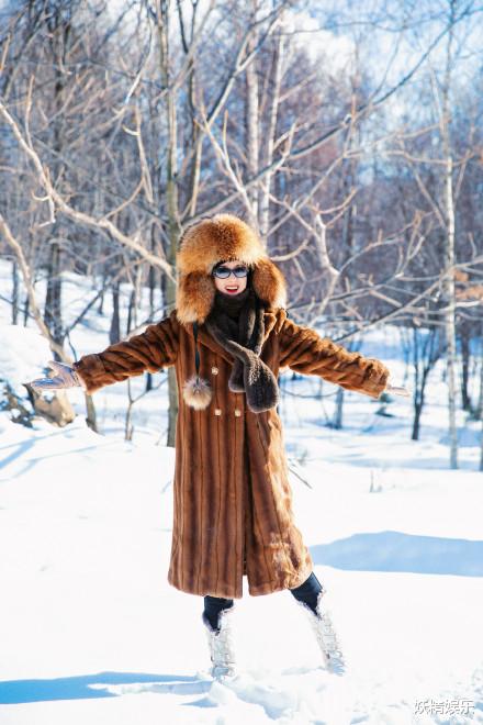 赵丽颖|赵丽颖现身机场，抱着玩偶好少女！新剧杀青晒照，涂红唇穿貂玩雪