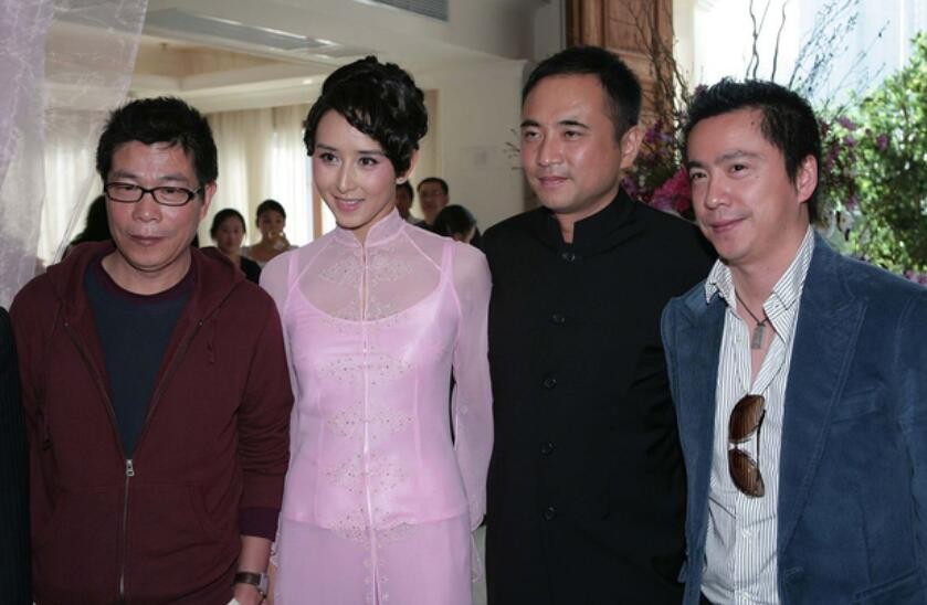 赵丽颖|胡静不愧是人生赢家！穿粉旗袍甜美娇媚，富豪老公一身黑儒雅帅气