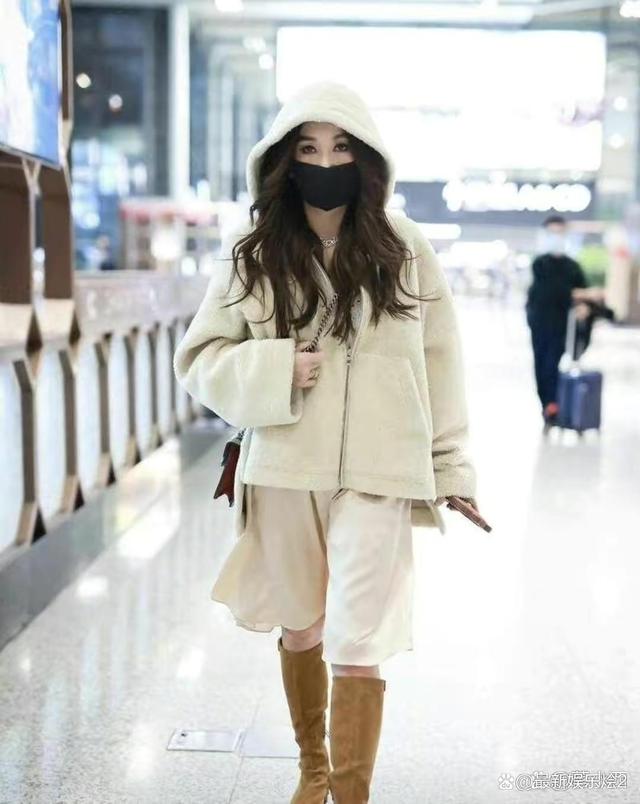 化妆 56岁温碧霞真会玩，帽子扣头上保暖时尚又减龄，只是发型万年不变
