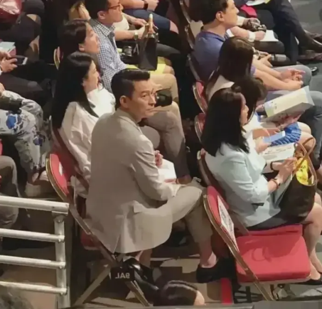 刘德华|刘德华:去女儿学校开家长会,与其他家长坐一起,没一点明星架子