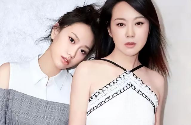 张凯丽|全程摇头晃脑，表情浮夸，张凯丽女儿把“演技炸裂”玩出新花样