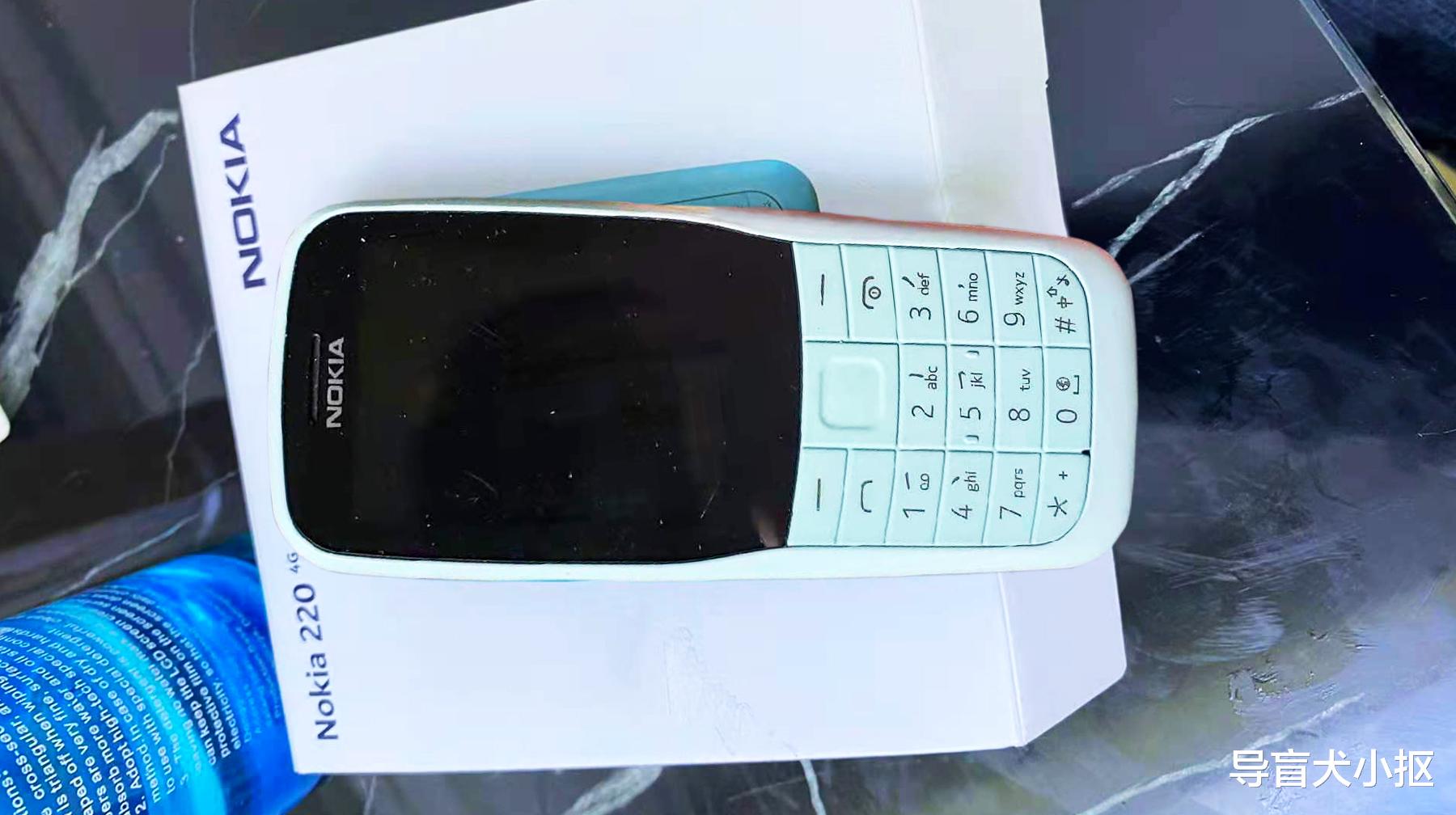 诺基亚|外形像扫码枪的手机,体验诺基亚220复刻版,几大升级后依然耐用