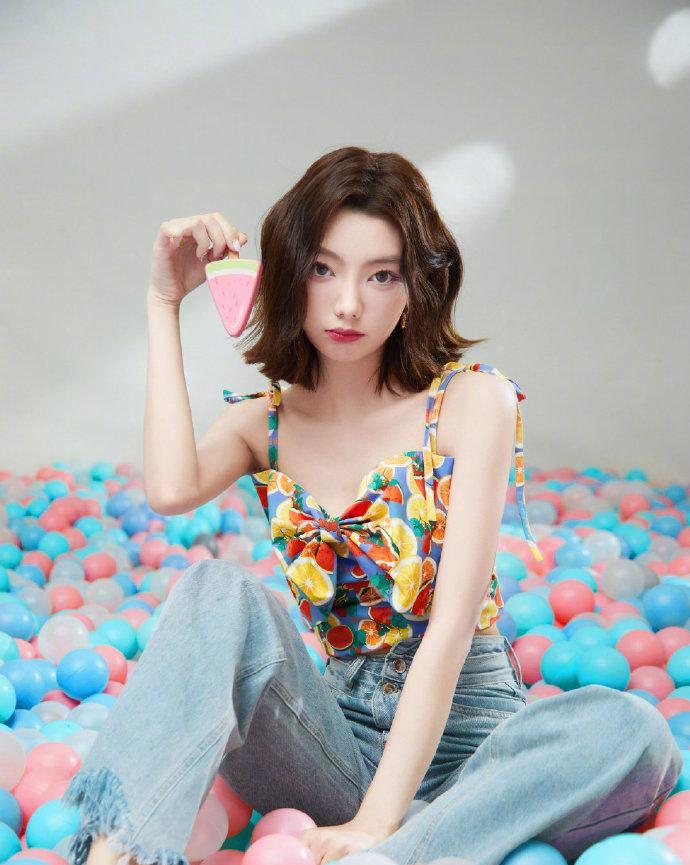 黑涩会美眉|8.1图：杨超越 杨幂 范丞丞 虞书欣 李宇春 吴磊 孟子义 蔡徐坤 迪丽热巴