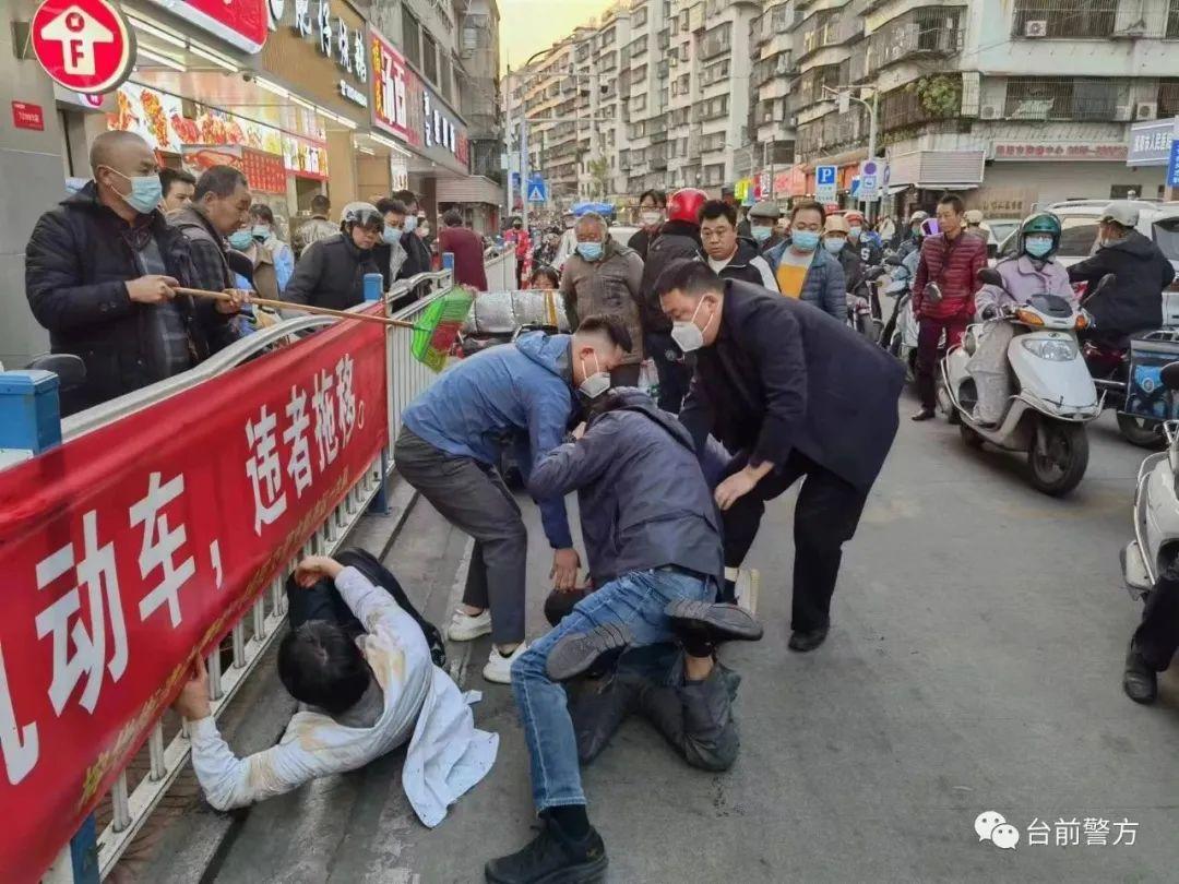 “夺刀!救人!”出差办案途中遇歹徒行凶,河南台前四名公安民辅警挺身而出!