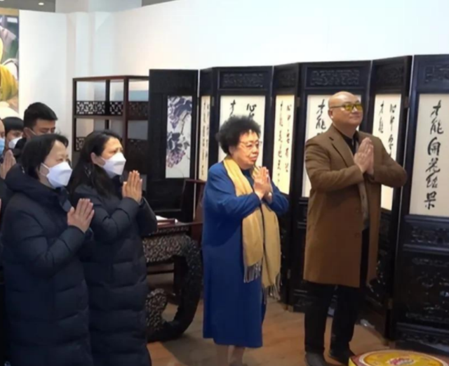 迟重瑞|迟重瑞携妻追悼大师!女方哭到双眼通红站不稳,需小11岁丈夫搀扶