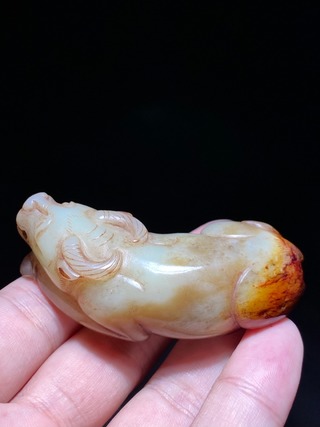 和田玉籽料|明 和田玉 籽料 留皮受沁 玉牛 把件 摆件