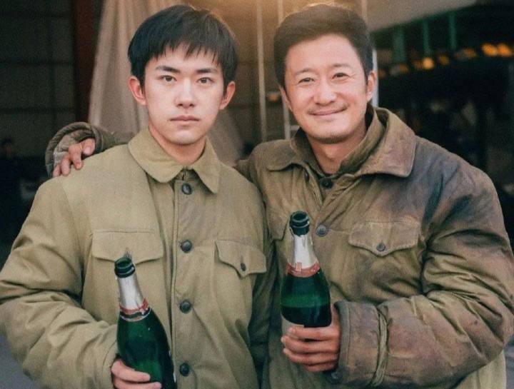 万里归途|学校包场看《万里归途》，引发王俊凯粉丝和易烊千玺粉丝的争吵