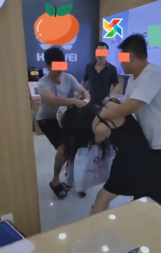 女子看到曾经开除她的主管,双方互拉扯头发,店员连忙上前阻止