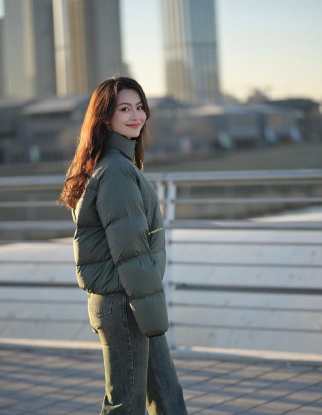 写真|青春女星毕慧分享冬季写真,内穿背心拍照,展现曼妙好身材