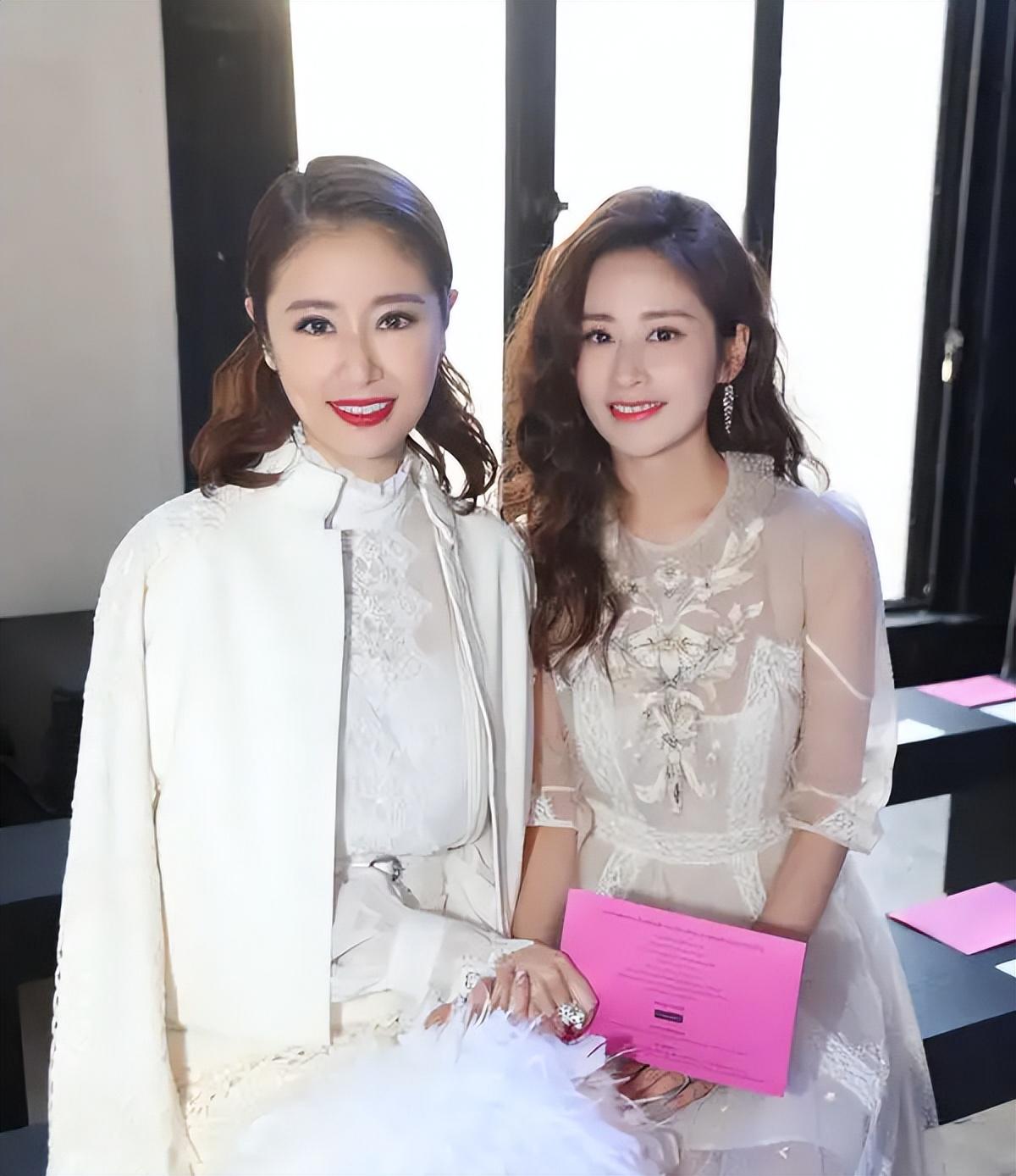 西施|和颖儿同框真看出林心如老了，奔五年纪全靠妆容撑，但气场挺足的