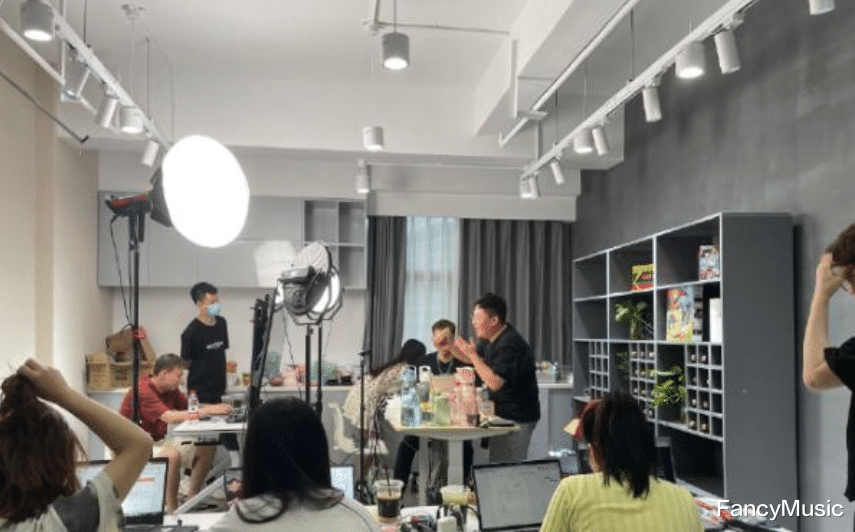 郝邵文|郝邵文直播带货月破千万，风头将超过李佳琦？安静风格是真正原因