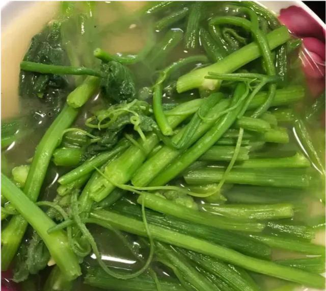 广东一女子用花做菜，北方网友差点笑喷了：这不是给猪吃的吗？