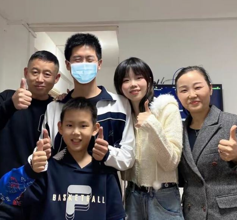 孙悦|孙卓晒蹦迪视频,首次曝光正脸照,网友:与小时候一模一样