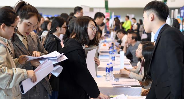 大学生|女生奔丧4天工资被扣3千,事后还被踢出群,公司的回应让人恼火