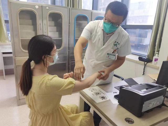 颈椎病|跟着网上练习颈椎操 女子颈椎病复发